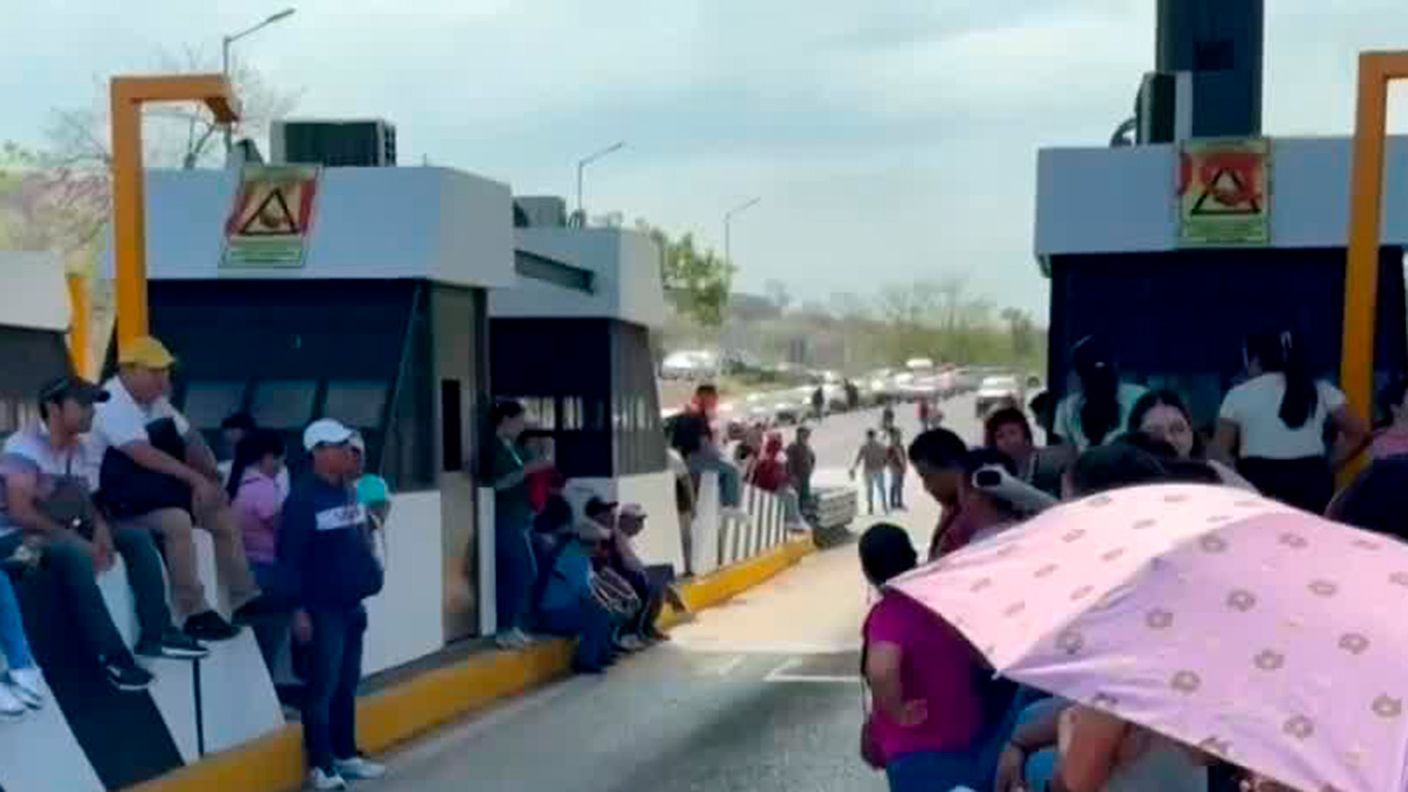 Maestros liberan la caseta de cobro Chiapa de Corzo-San Cristóbal de Las Casas