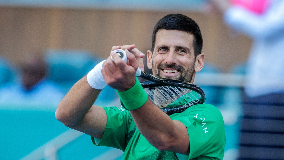 Novak Djokovic sufre pero vence a Rinky Hijikata e iguala las 410 victorias en Masters 1000 de Nadal (EFE)