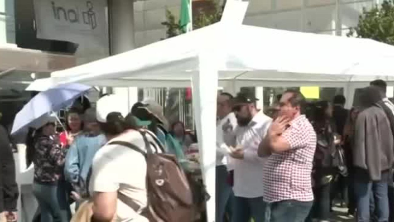 Raquel Buenrostro se reúne con trabajadores del INAI; celebran acuerdo de pago