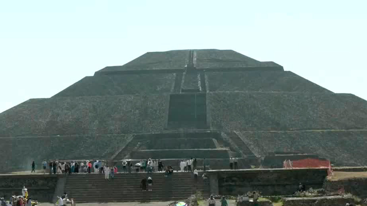 Turistas nacionales e internacionales llegan a Teotihuacán para recargarse de energía