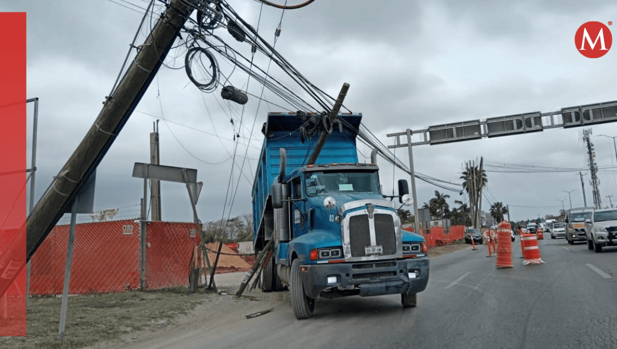 Un camión de volteo provocó el colapso de dos postes sobre la avenida de la Industria en Altamira
