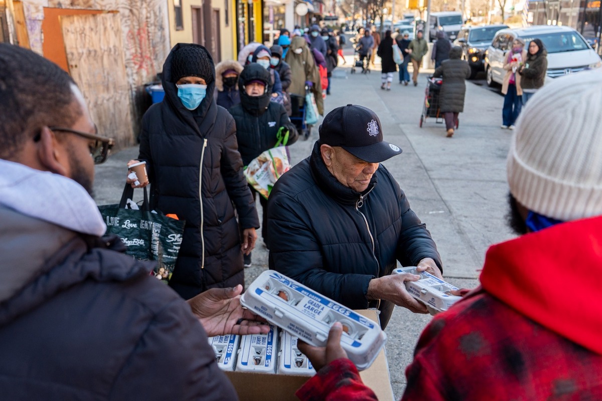 Habitantes de Nueva York hacen filas para recibir huevo gratis. | AP