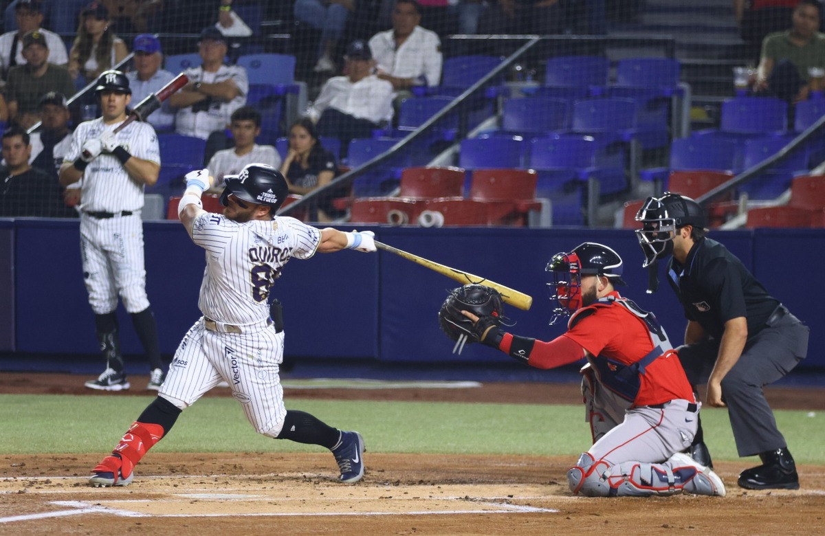 Juego 1 de Red Sox vs Sultanes de Monterrey en el Estadio Mobil Super (Roberto Alanís)