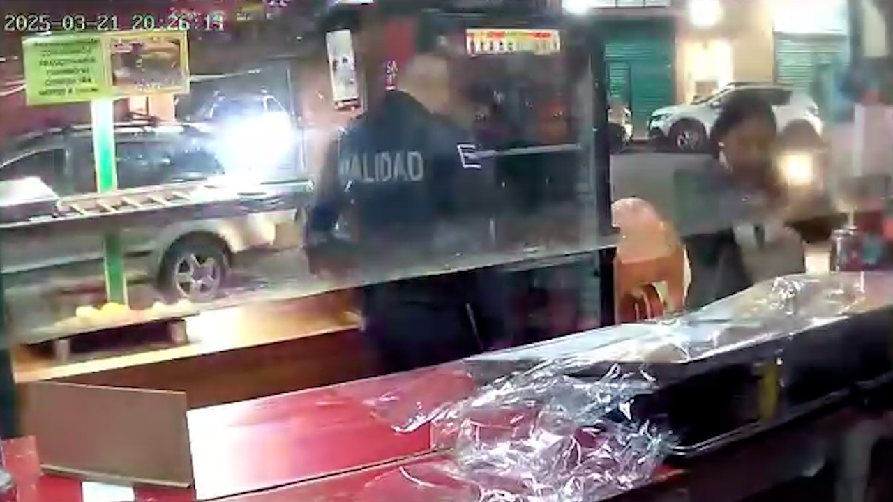 Captan a policía de Chiautempan, Tlaxcala, robando la cartera de una mujer