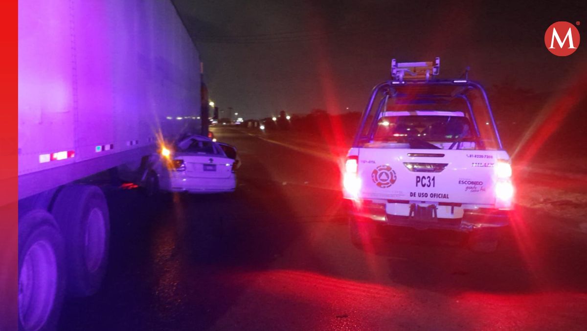 El vehículo quedó incrustado bajo la caja de un tráiler. Especial