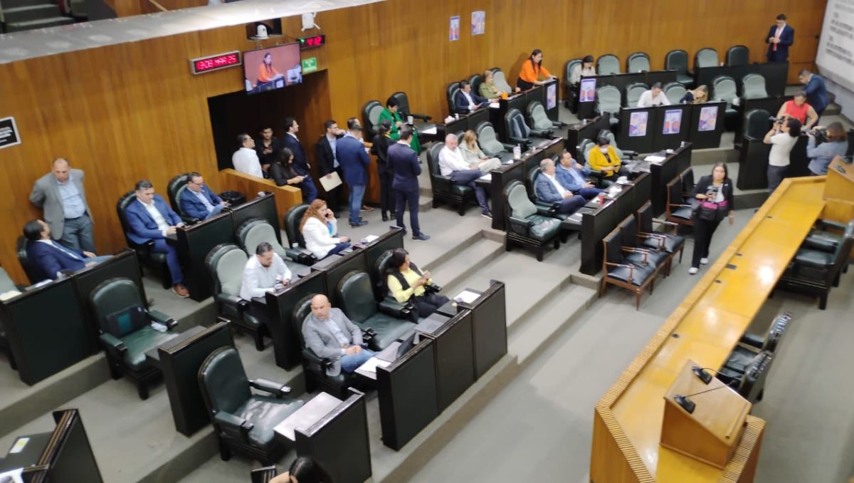 Javier Caballero, presidente de la Comisión de Justicia, sometió a votación el dictamen en el que se añade el delito de acecho. Kevin Recio