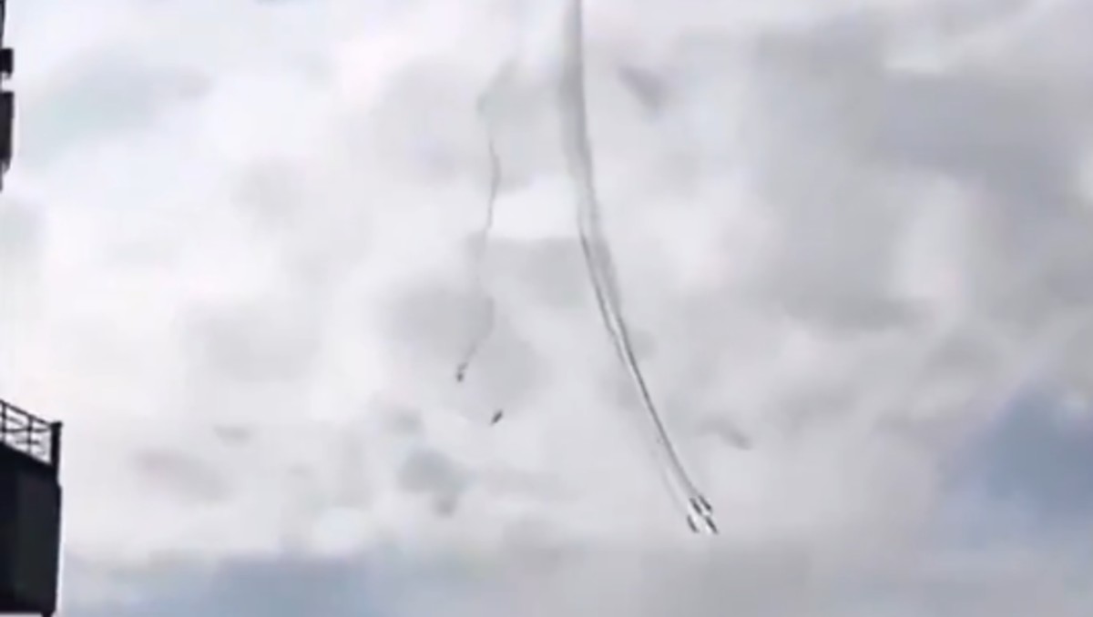 Chocan dos aviones de la Patrulla de Francia; hay tres heridos