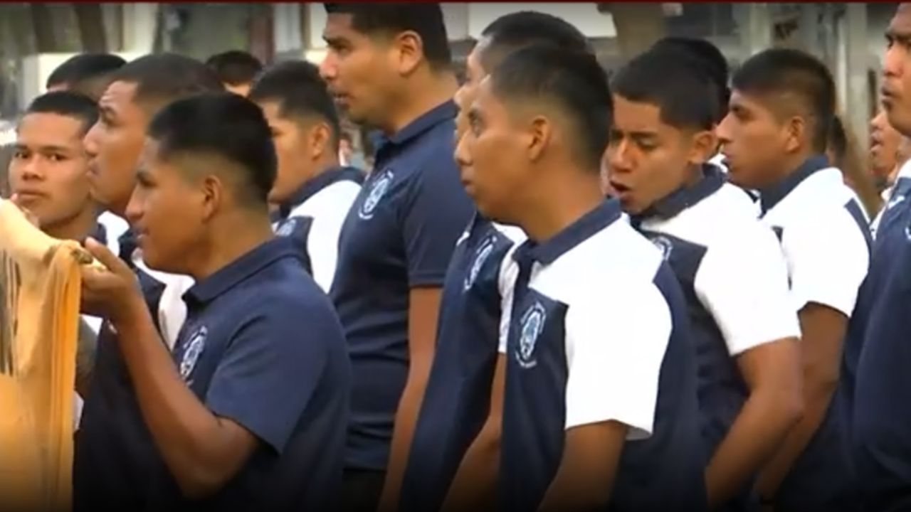 Familiares y normalistas exigen justicia por los 43 estudiantes desaparecidos