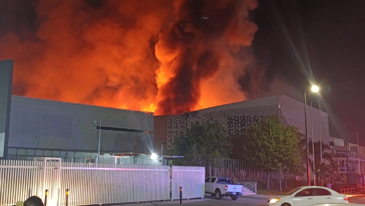 Incendio en fábrica de Zapopan durante madrugada hoy 26 de marzo (Vicente Torres Alfaro)