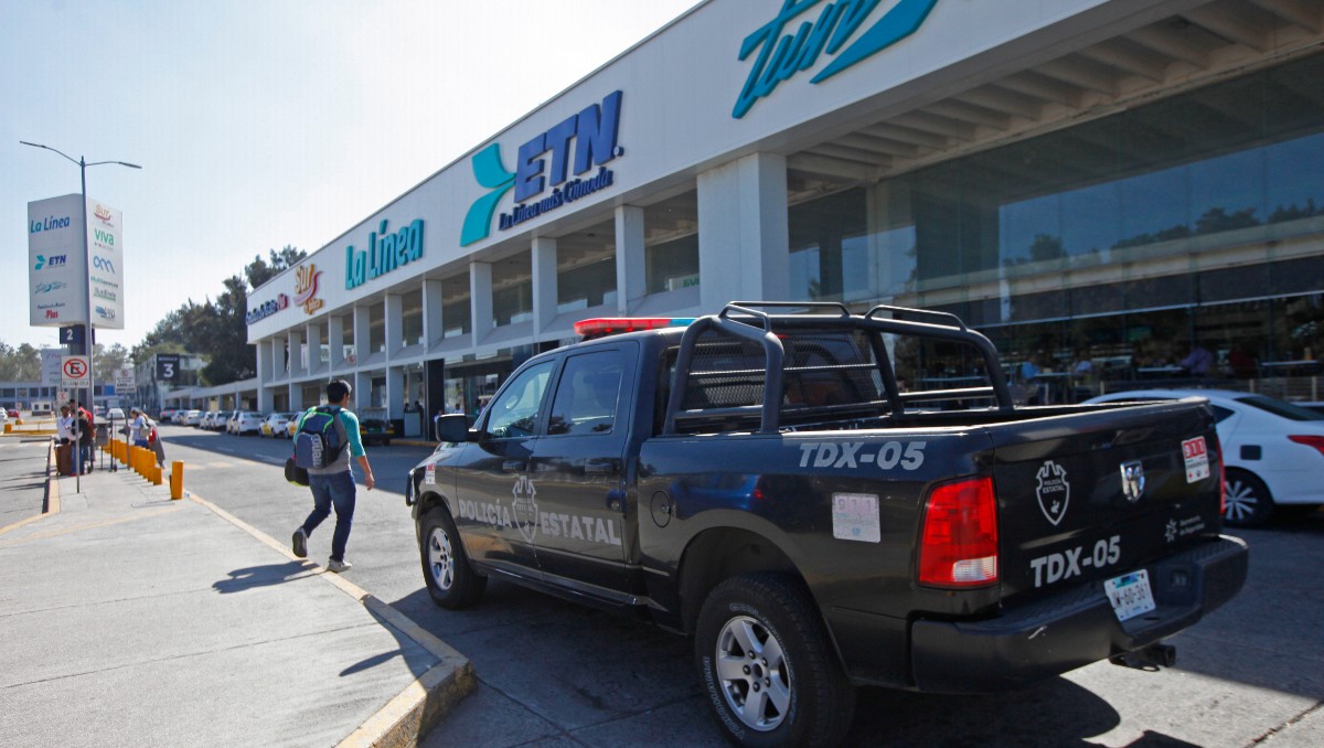 Policías vigilan la Nueva Central Camionera en Tlaquepaque (Fernando Carranza)