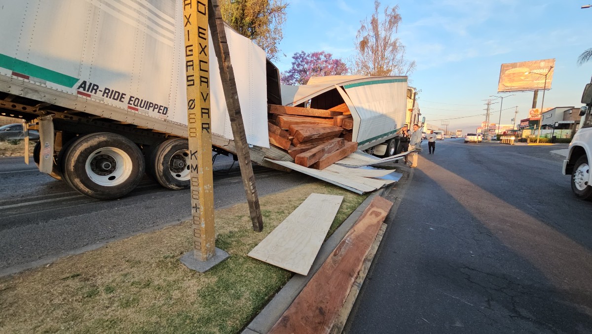 Vigas de madera hicieron colapsar una caja de tráiler en la carretera que sirve de salida del área metropolitana de Guadalajara (Juan Carlos Munguía)