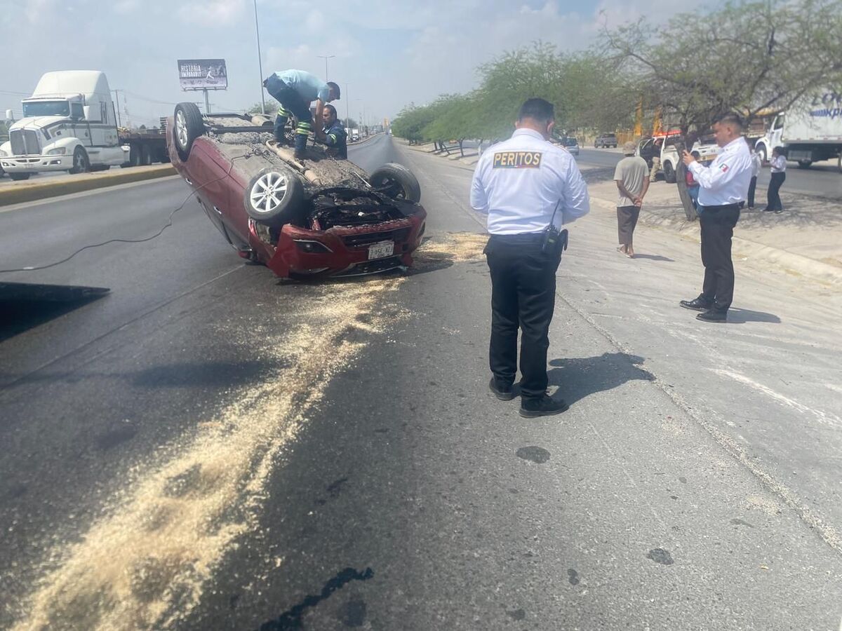 Mujer pierde el control y vuelca sobre el Periférico de Torreón. | Especial