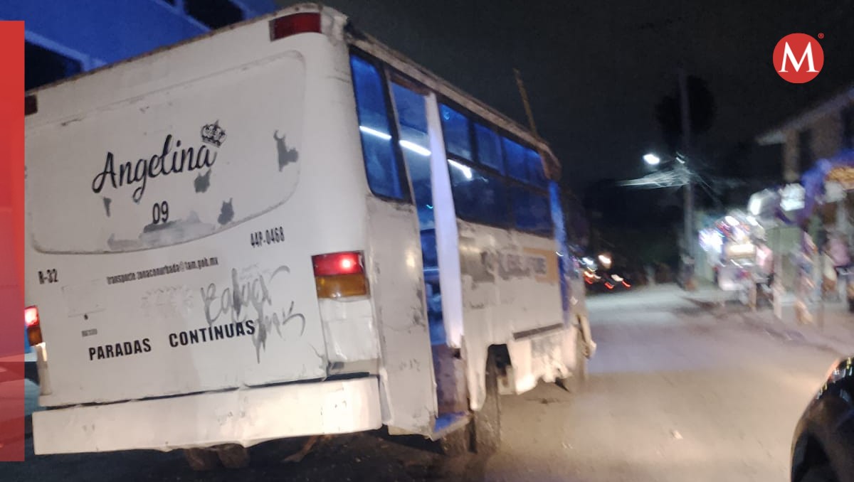 Microbús lleno de pasajeros cae en hundimiento en Ciudad Madero