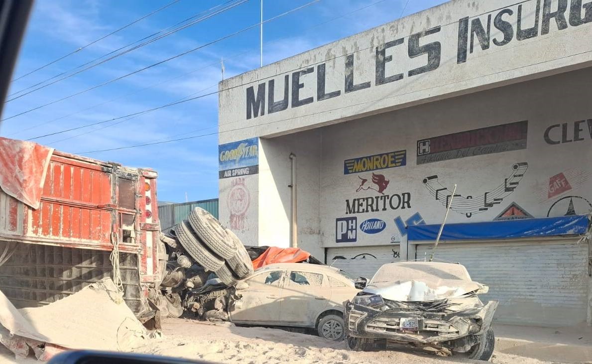 Conductor murió prensado en la cabina de su camión tras volcar en la México-Tuxpan