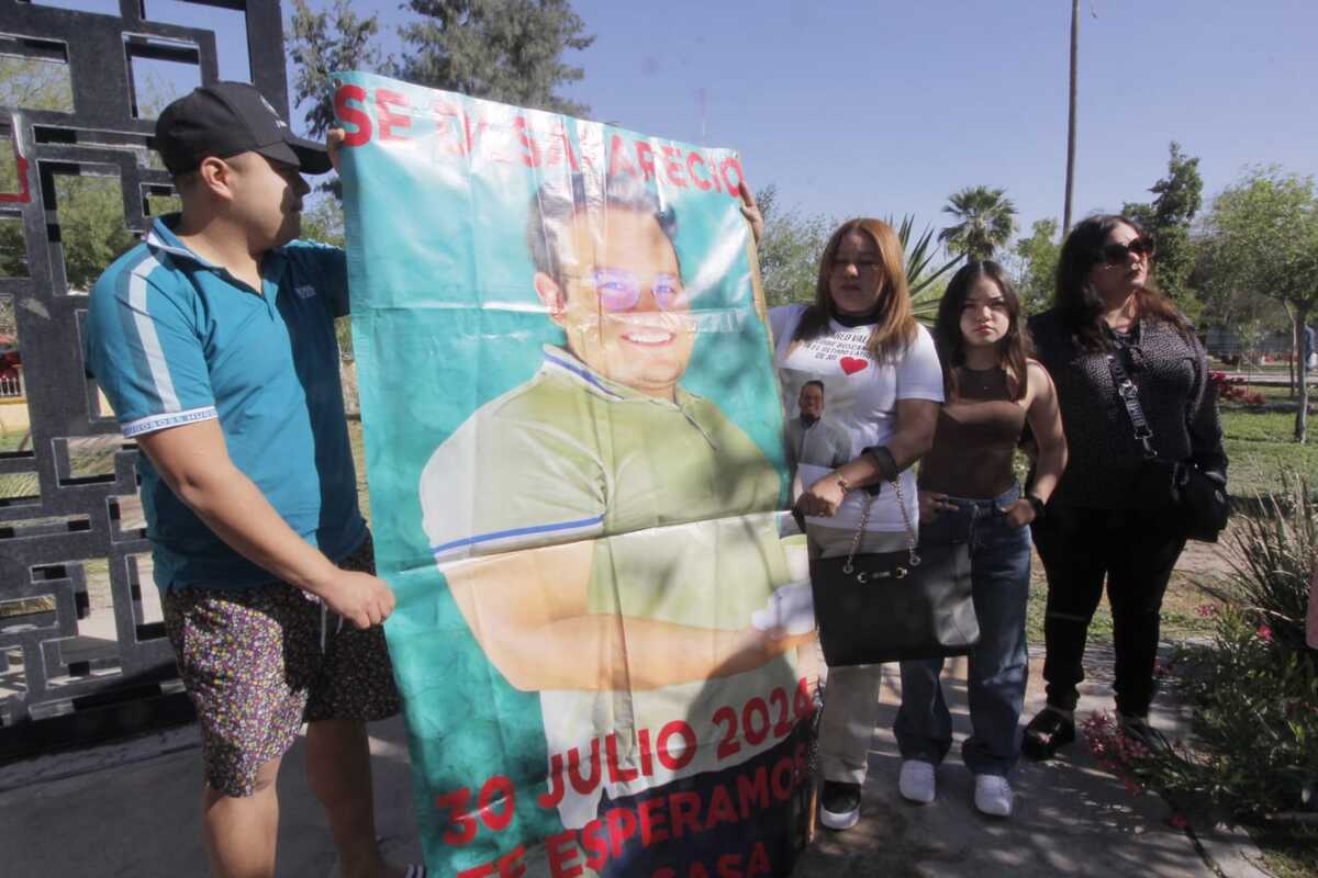 Familares de Pablo Jared ofrecieron una conferencia de prensa en el Árbol de la Esperanza de la Alameda Zaragoza. | Manuel Guadarrama