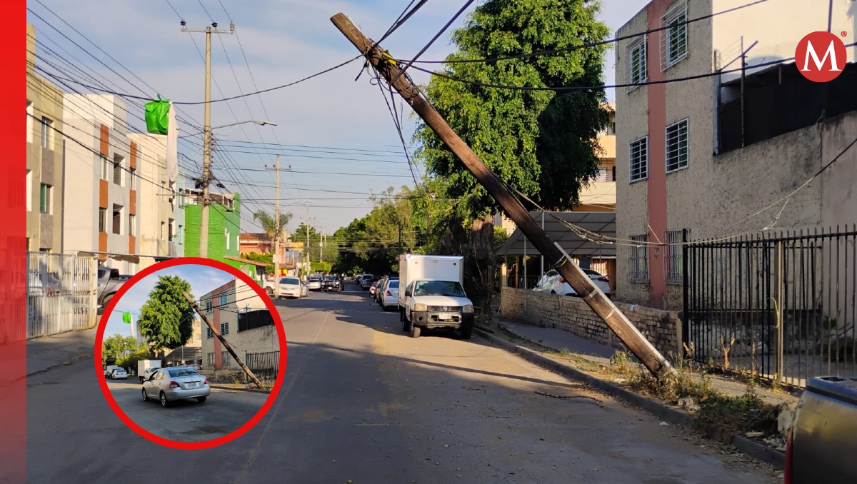 Vehículos corren riesgo de que poste les caiga encima (Fotos: Gloria Reza)