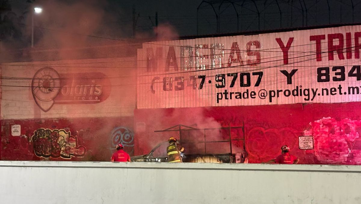 Bomberos y Protección Civil de Monterrey acudieron al sitio. Ángel Mercado