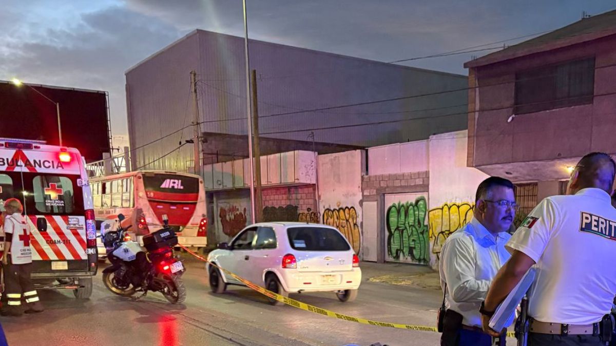 Fue impactado por el conductor de una camioneta que circulaba con dirección al poniente en esta vialidad.