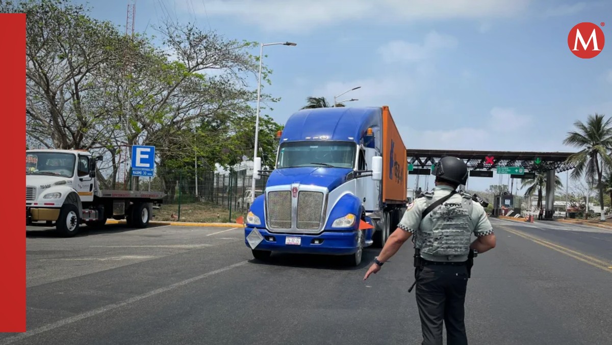 Desde el 6 de marzo se registraron largas filas de pipas para entrar al puerto de Tampico. (Yazmín Sánchez)