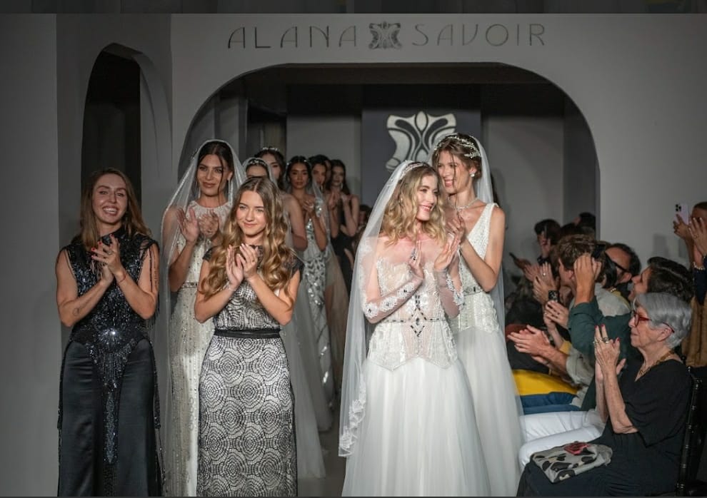 Alana Savoir presenta su nueva colección de vestidos de novia y vestidos de noche / Especial