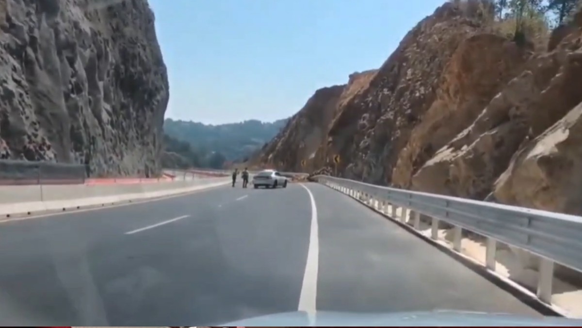 Captan derrumbe en la carretera Real del Monte-Huasca.