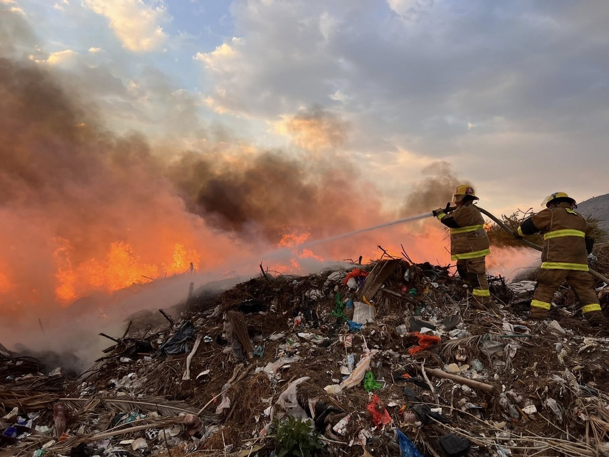 Intenso incendio afecta un predio cercano al CERESO de Pachuca