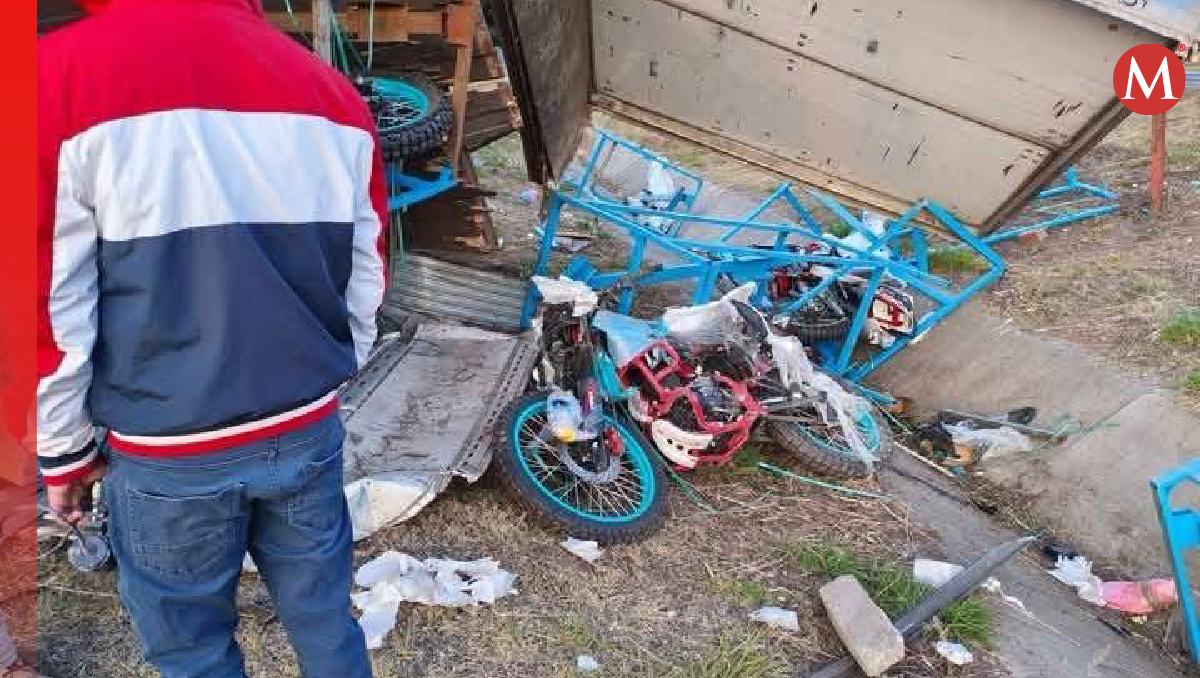 Pobladores aprovechan accidente en Arco Norte para rapiñar motocicletas. Foto: (Especial)