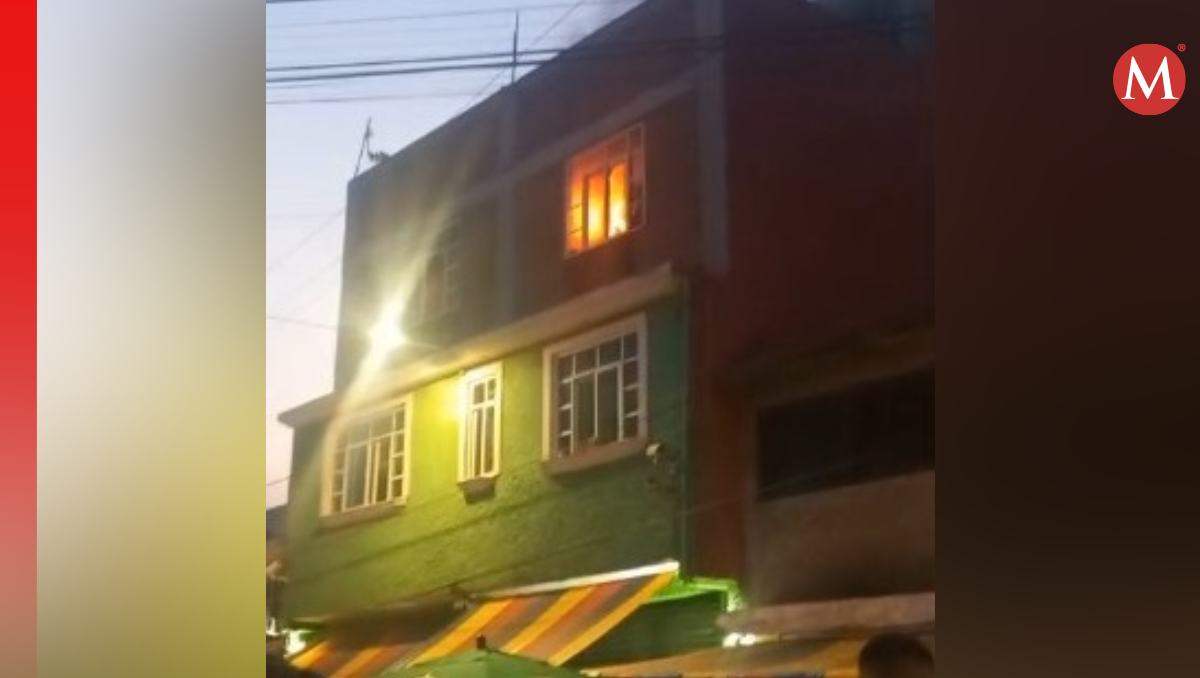 Vecinos combaten con cubetas fuerte incendio en vivienda de Atizapán. Foto: (Fernando Cruz)