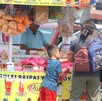 Continúan los vendedores al exterior de los centro educativos. (Ingrid Guerrero)