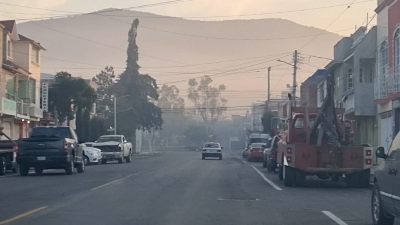 Nube de humo por incendio afecta a más de 10 colonias de Pachuca