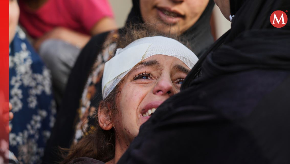 Yamama Jundia, de 13 años y que resultó herida en un ataque aéreo israelí, llora junto a otras personas por sus familiares muertos.|AP