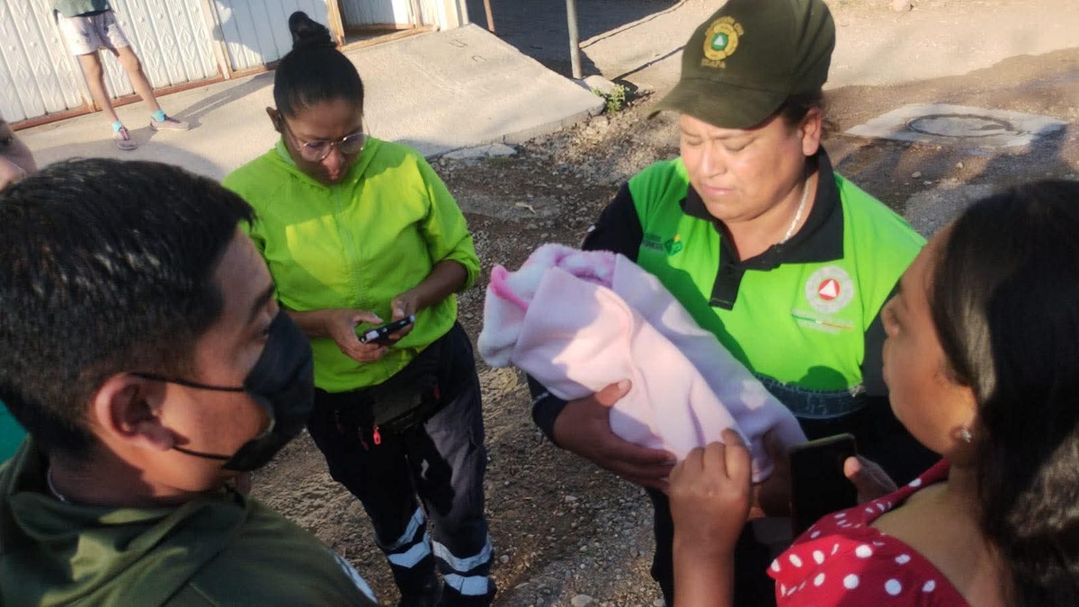 Brigadistas llevaron al bebé al servicio médico