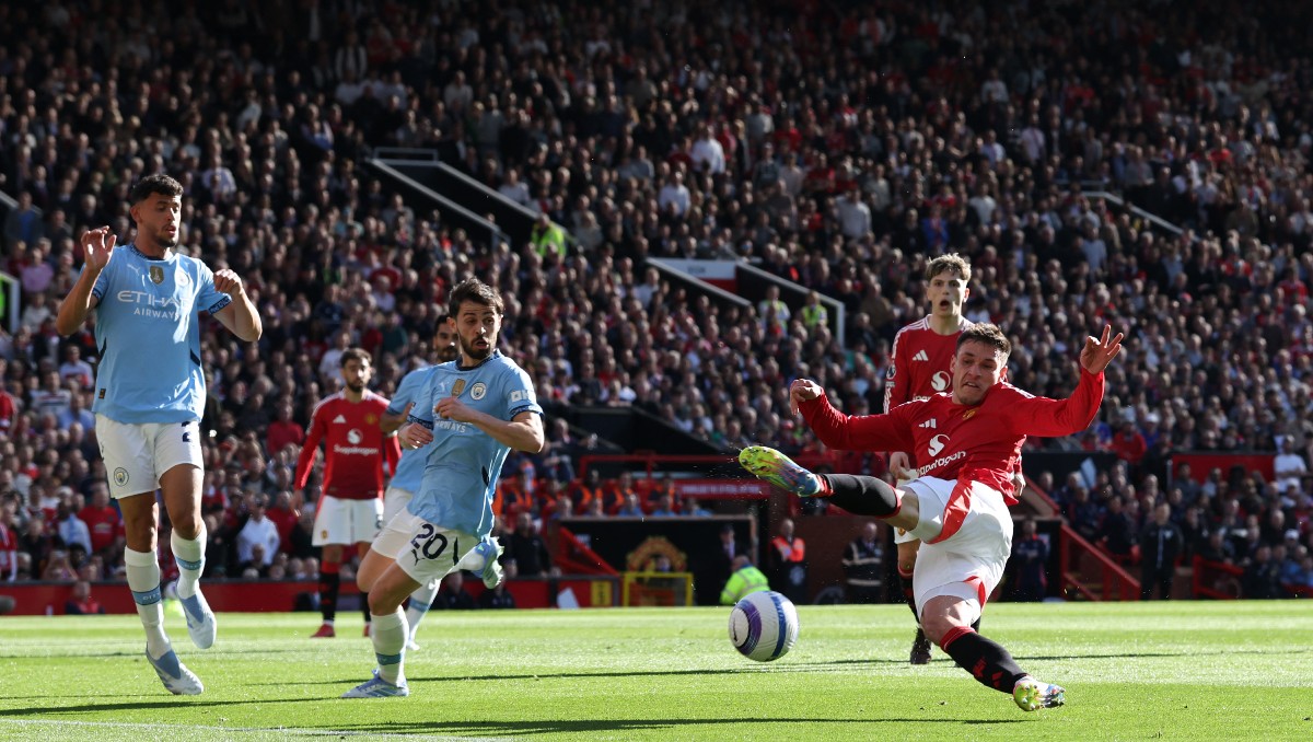 Manchester United y City dejan ver crisis al empatar sin goles (AFP)