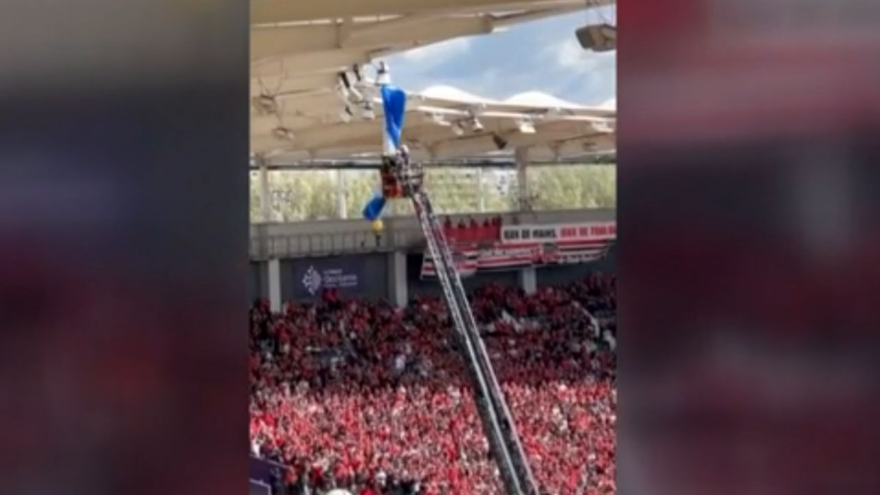Paracaidista queda colgado en el techo y provoca pánico durante un juego de rugby