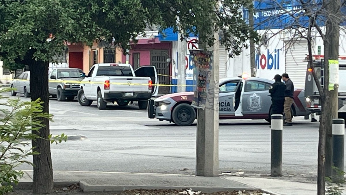 La víctima, quien no fue identificada, fue encontrada en el interior de una camioneta RAM blanca.