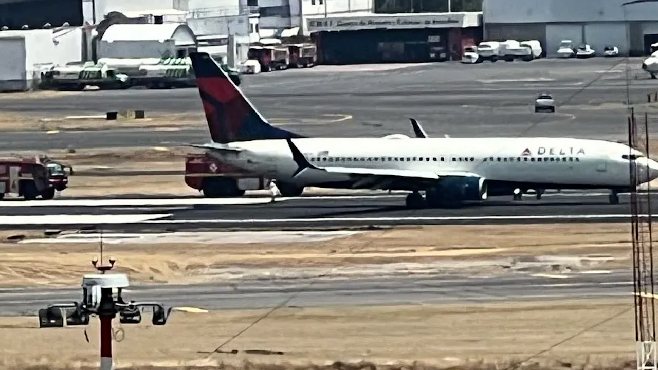 Avión de Delta Airlines aterriza de emergencia en el AICM