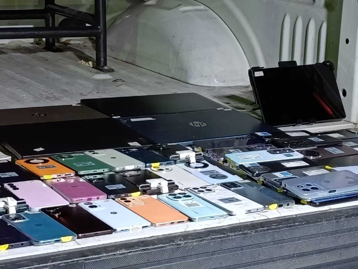 Los ladrones casi escapan con un botín de 700 mil pesos en celulares y mercancía. (Vicente Torres)