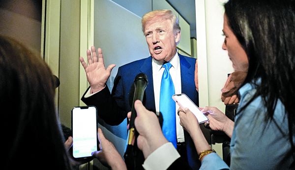 El presidente republicano se reunió brevemente con periodistas en el Air Force One durante su regreso a la Casa Blanca. Reuters y AP
