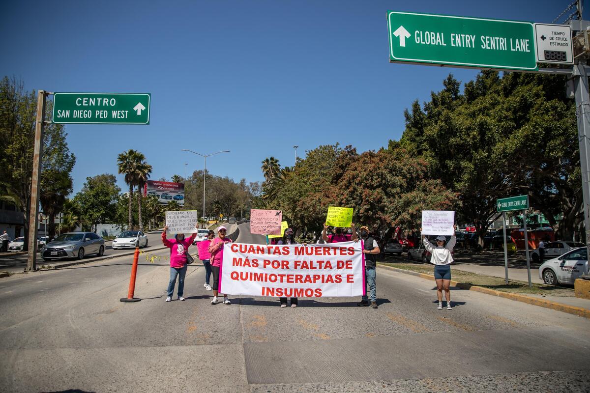 Protestan en Tijuana por desabasto de quimioterapias; cierran cruce a EU por 10 minutos | Especial