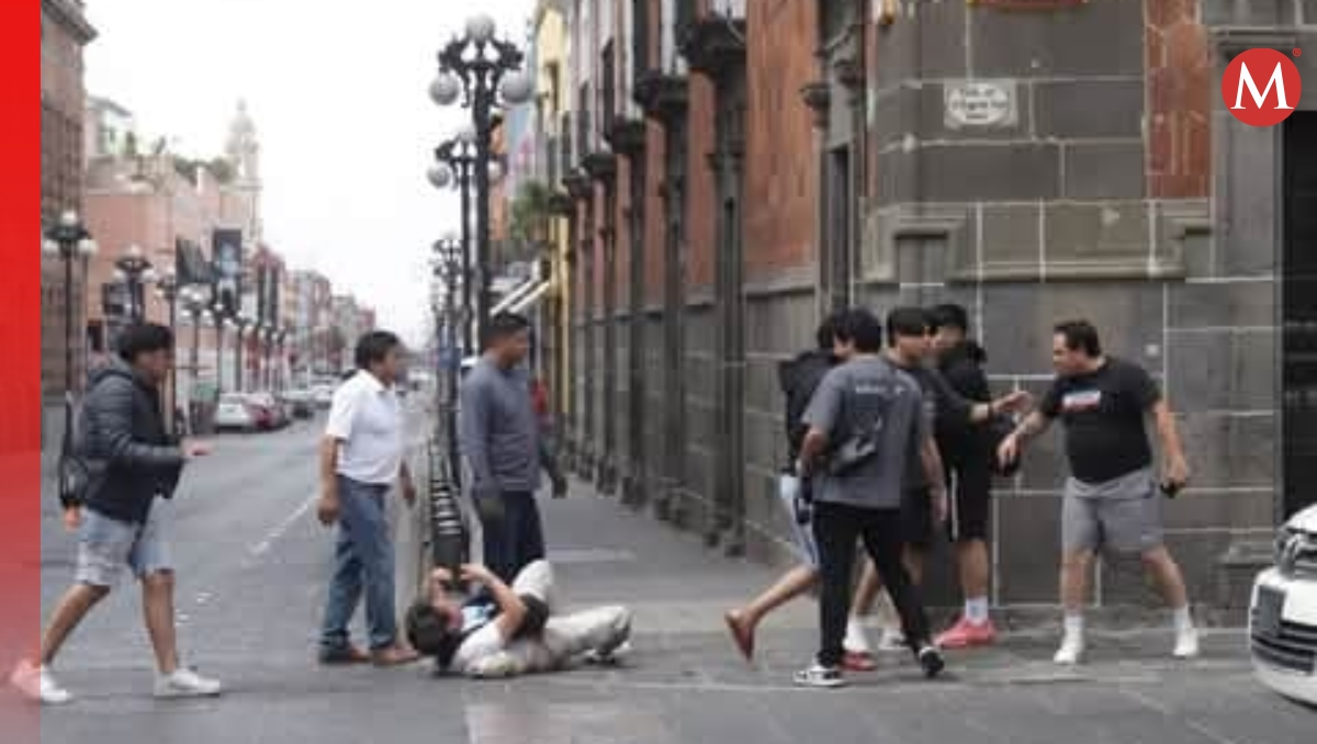 Golpean a reportero en Puebla tras grabar pleito en Centro Histórico | Especial