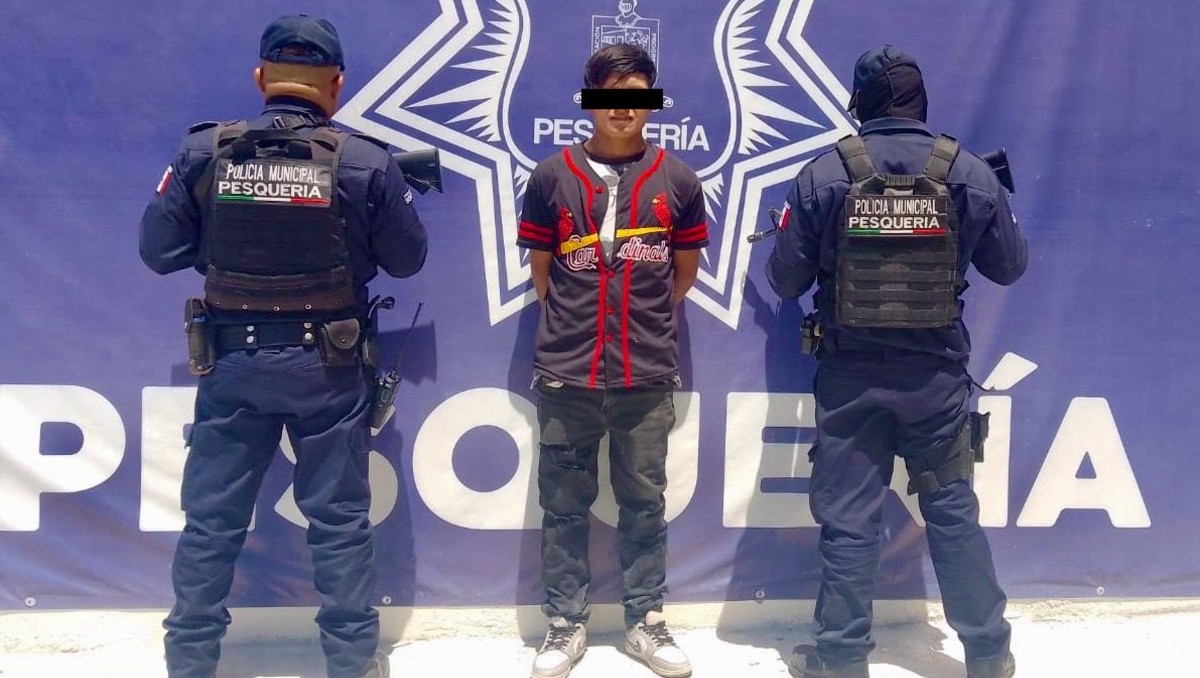 Iván “N”, de 26 años, fue sorprendido con un paquete de roles glaseados, dos cajas de cigarros, un encendedor y otros productos. Foto: Especial
