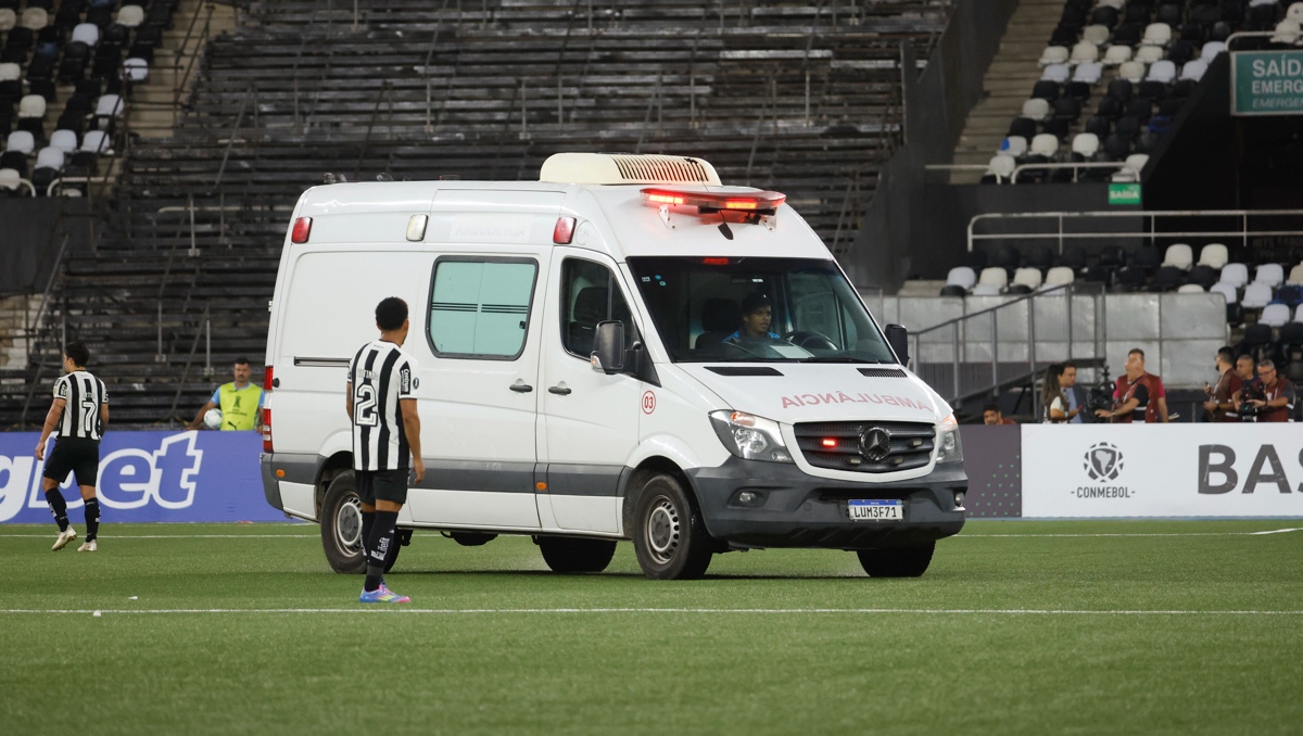 Jugador del Carabobo genera preocupación luego de fuerte choque de cabezas en la Copa Libertadores (EFE)