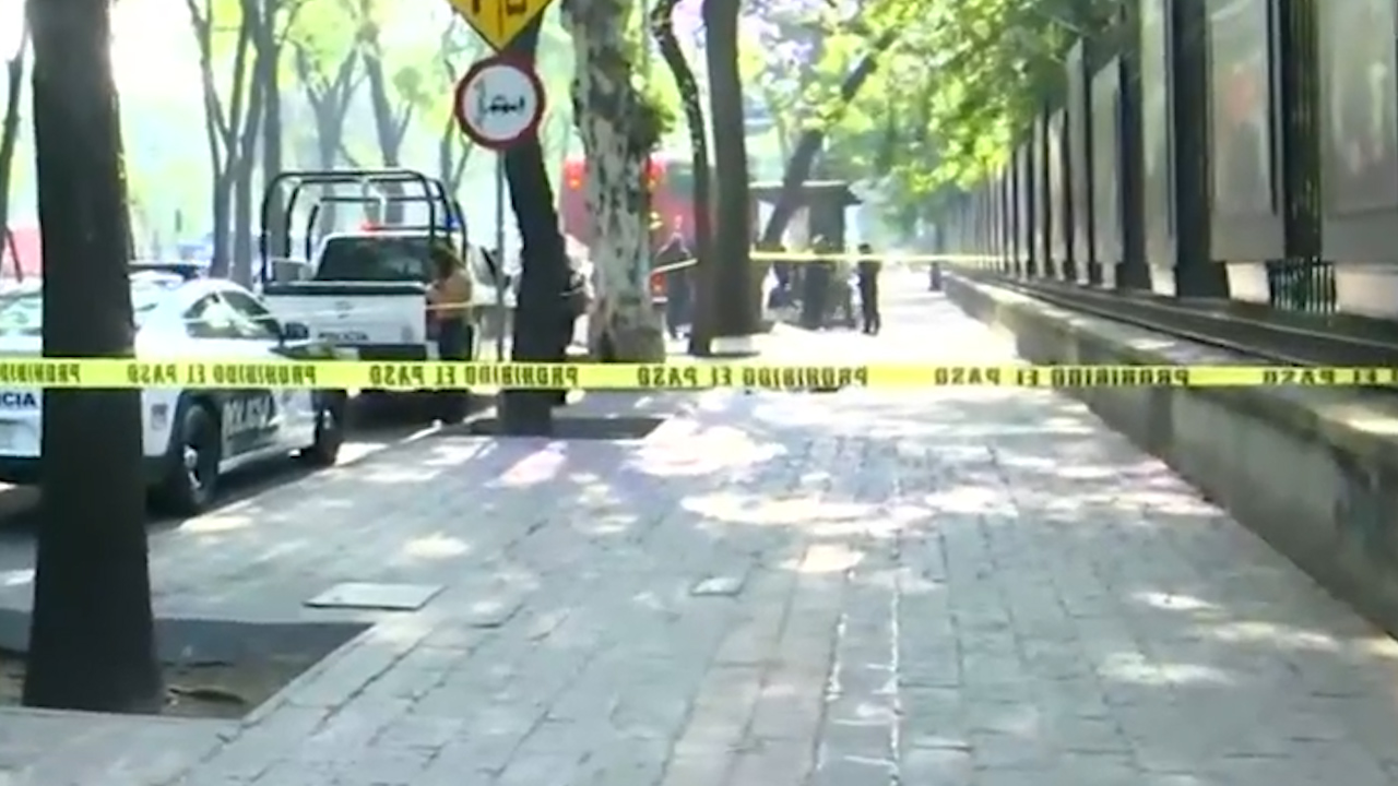 Localizan a un hombre sin vida en Paseo de la Reforma frente al Museo de Antropología