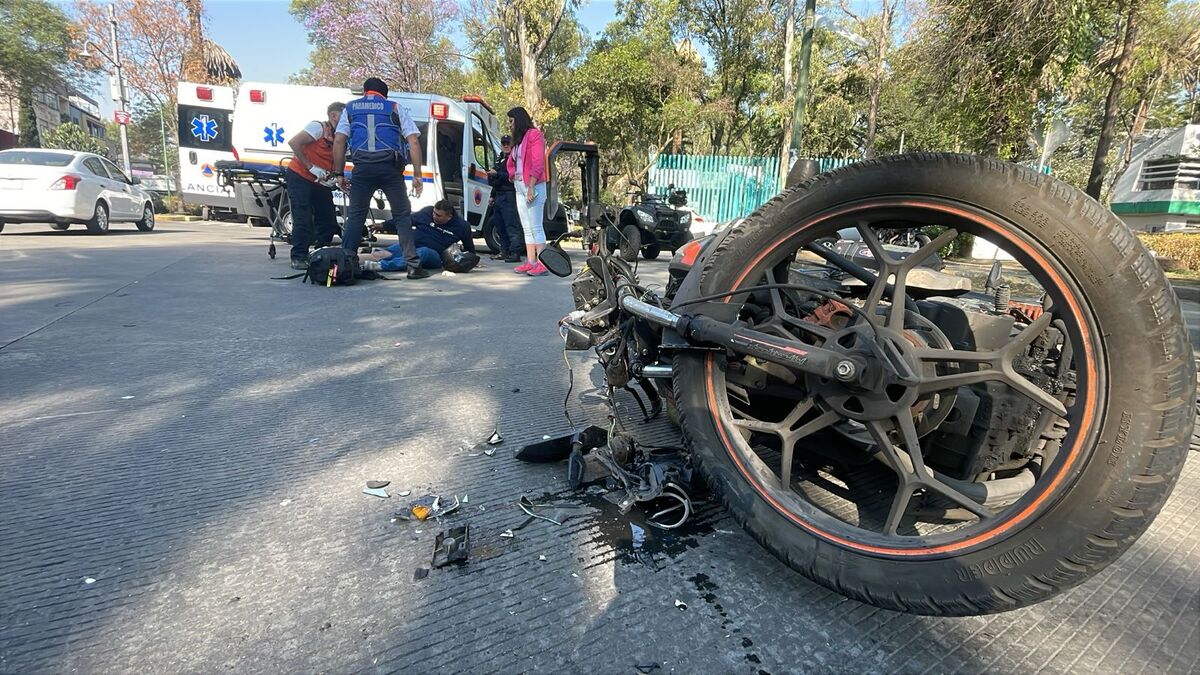 Hay un lesionado por accidente entre un vehículo y una motocicleta | Especial