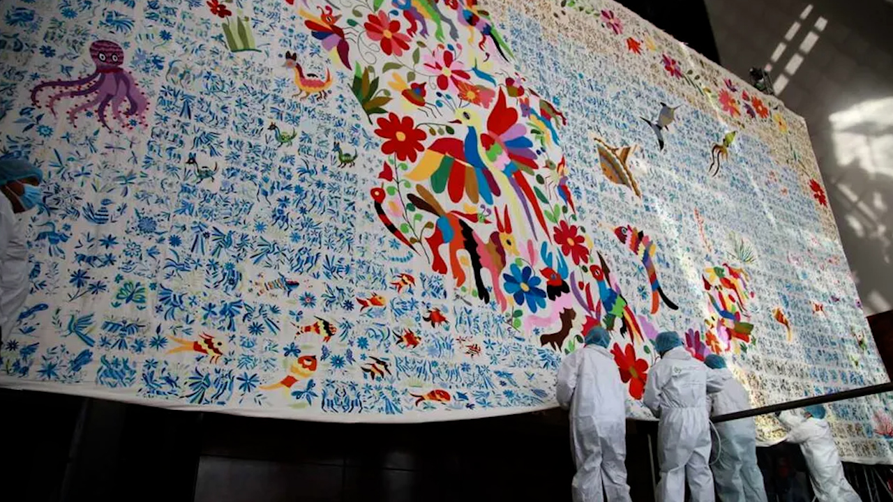 Presentan el Tenango más grande del mundo en Congreso de Hidalgo