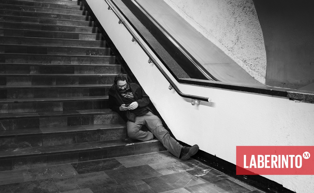 El cineasta Alejandro Gerber Bicecci en las instalaciones del metro. (Vía Facebook)