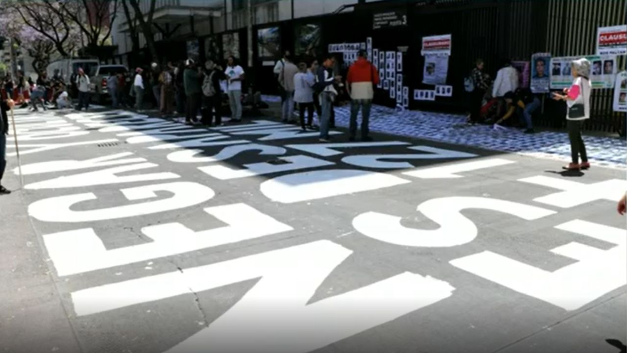 Colectivos de personas desaparecidas clausuran simbólicamente una de las puertas del Senado