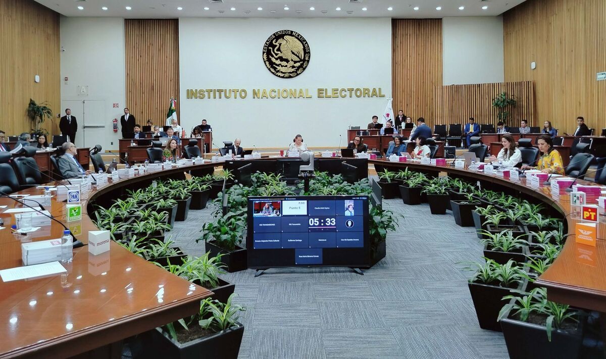 La Comisión de Quejas y Denuncias del INE realizó el exhorto. | Cuartoscuro