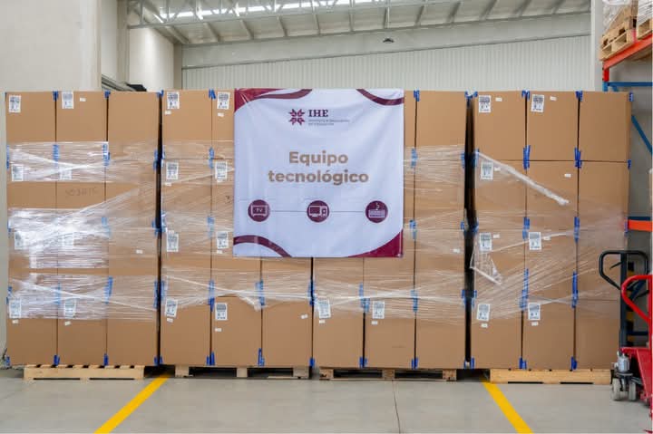Entregan mobiliario y equipo tecnológico a escuelas. (Cortesía)