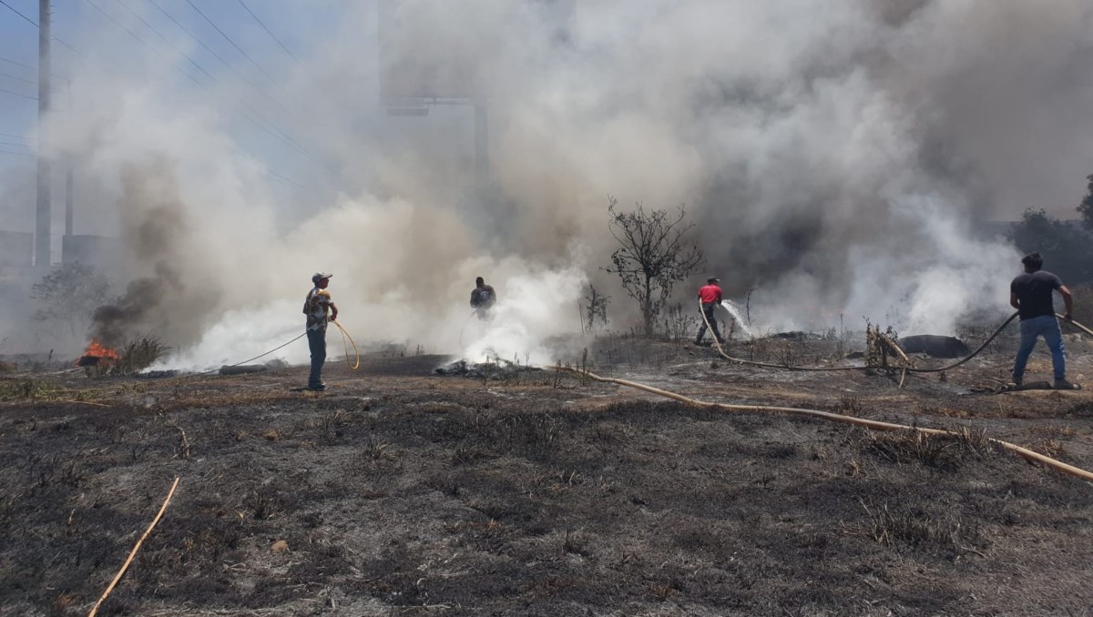 Incendios consumen vehículos, basura y pastizales en Puebla | Especial